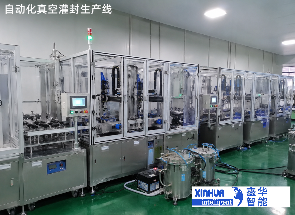 典型的自動化真空灌封生產(chǎn)線，包括上料、點(diǎn)膠、固化、下料和夾具回流系統(tǒng)